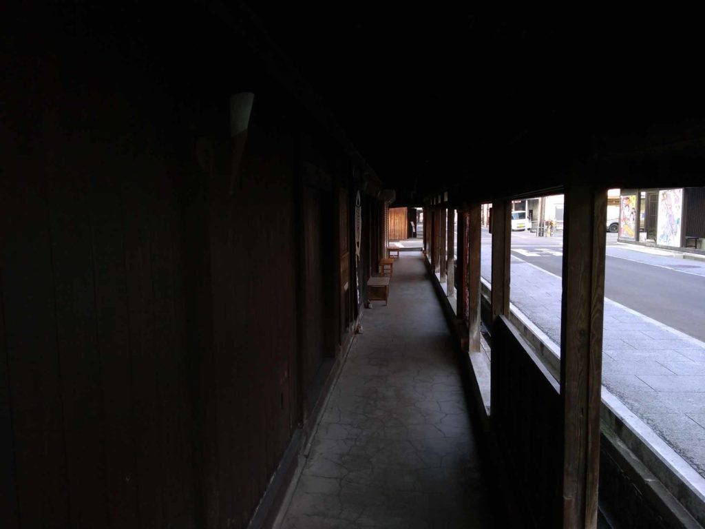 黒石こみせ通り