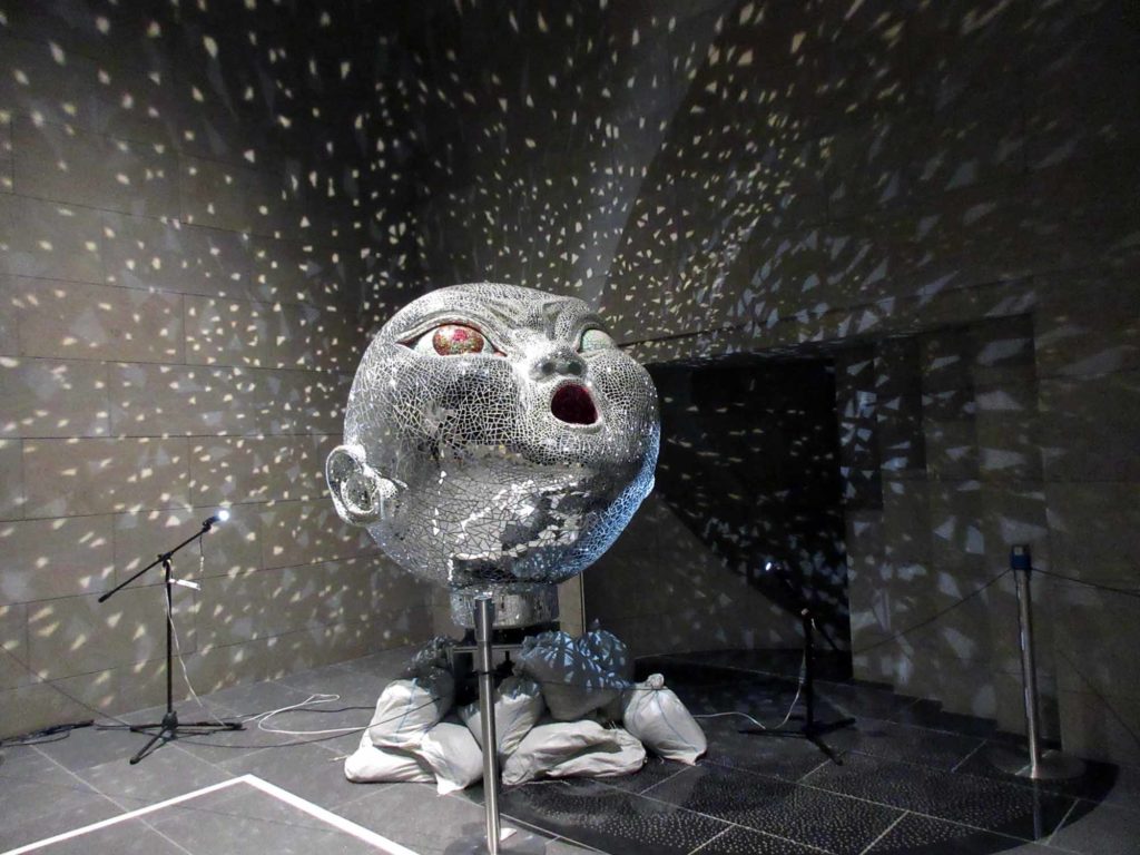 鴻池朋子「みる誕生」